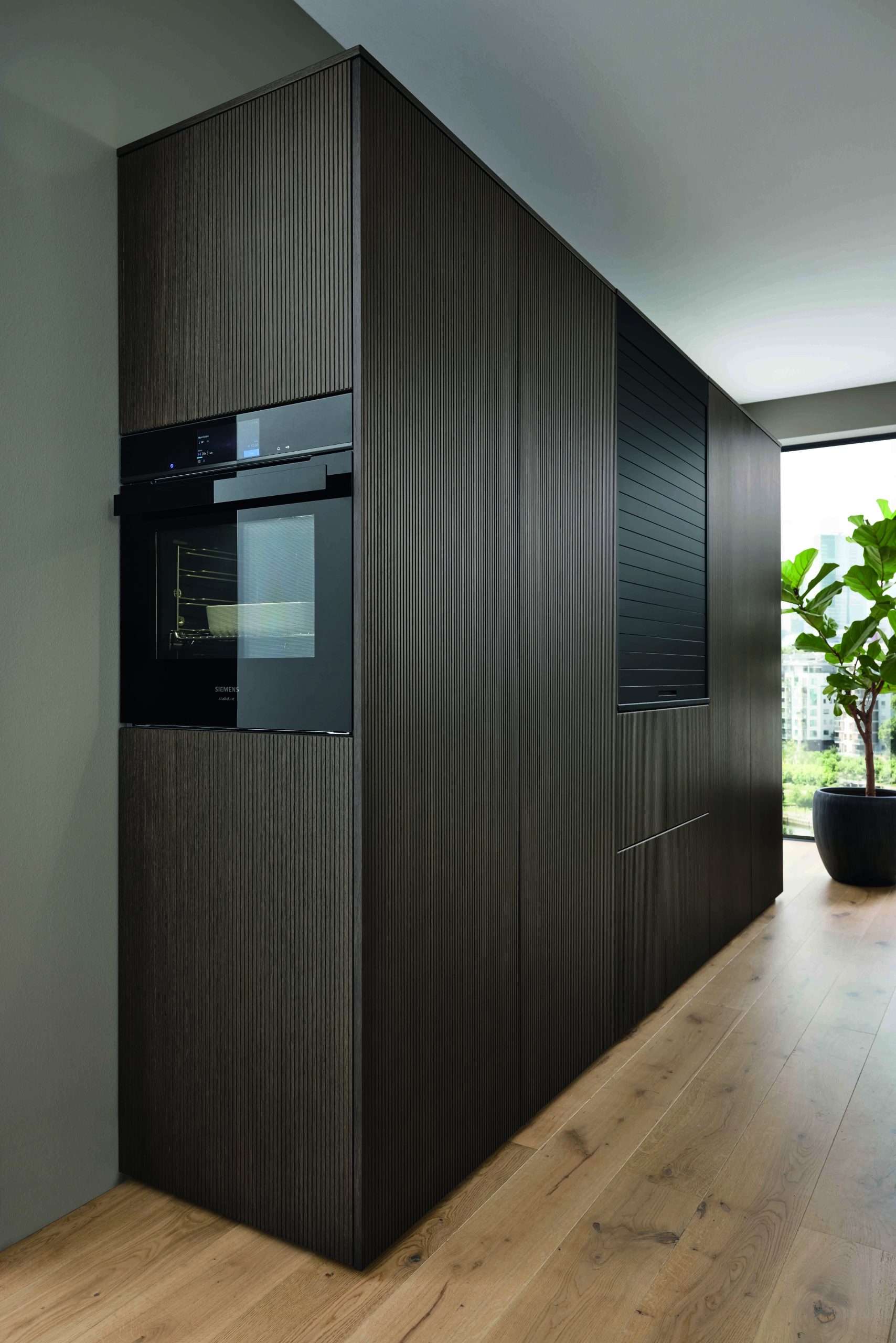 Cuisine moderne verte avec des tons de bois