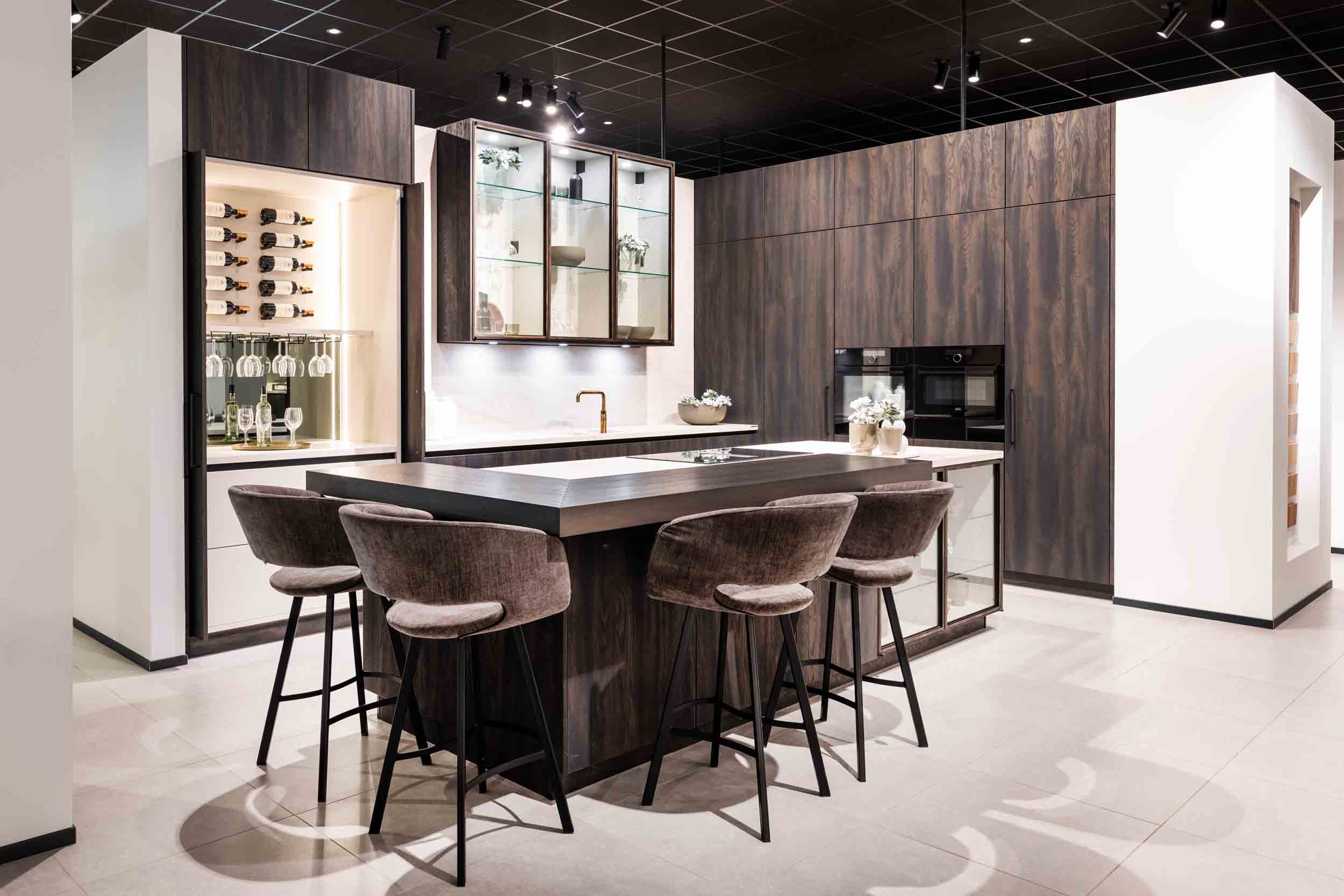 Cuisine sombre avec îlot avec bar et cabinet de dégustation intégré